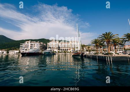 Barche presso il porto turistico del Regent Hotel a Porto. Montenegro Foto Stock