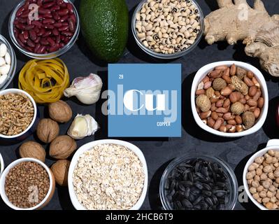 Set di prodotti naturali fonti di rame. Cibo contenente Cuprum. Cartello di cartone con l'iscrizione. Foto Stock