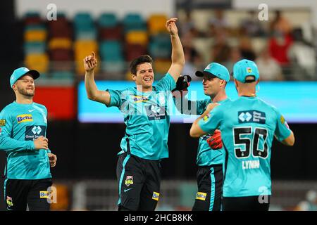 Brisbane, Regno Unito. 27th Dic 2021. Liam Guthrie of the Brisbane Heat respinge Joe Burns of the Melbourne Stars a Brisbane, Regno Unito il 12/27/2021. (Foto di Patrick Hoelscher/News Images/Sipa USA) Credit: Sipa USA/Alamy Live News Foto Stock