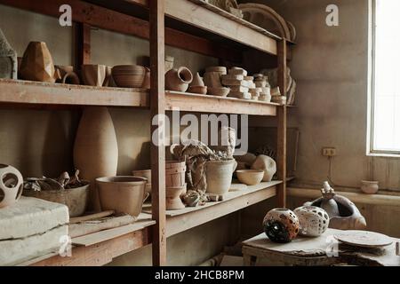 Immagine di diversi vasi in ceramica sugli scaffali dell'officina Foto Stock