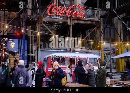 Minsk, Bielorussia, 25 dicembre 2021: Fiera di Capodanno. La gente si diverte e mangia cibo di strada. Foto Stock