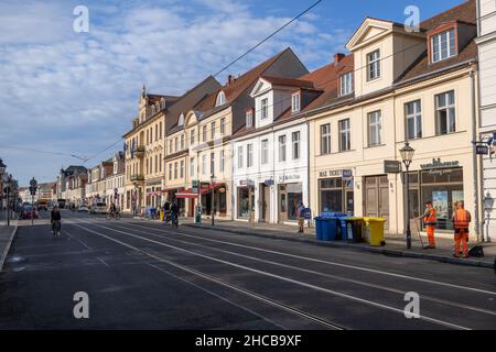 Centro della città di Potsdam in Germania, Friedrich Ebert Street al mattino. Foto Stock