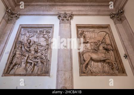 Rilievi dal monumento onorario a Marco Aurelio (marmo, 176-180 d.C.) nella scala principale di Palazzo dei Conservatori, Musei Capitolini, Roma, IT Foto Stock