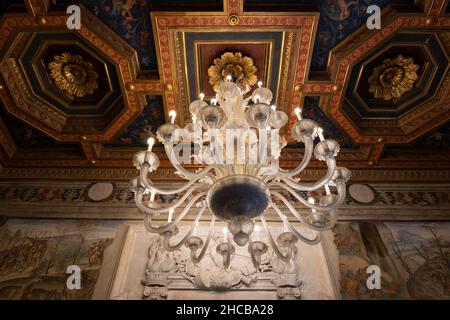 Lampadario e soffitto a cassettoni in legno con motivi floreali dorati nella Sala della lupa di Palazzo dei Conservatori, Musei Capitolini, Roma, Italia Foto Stock