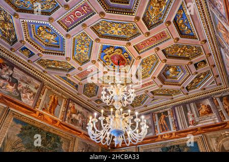 Soffitto a cassettoni esagonale con intagli dorati del 1544 e lampadario nella Sala degli Arazzi di Palazzo dei Conservatori, Musei Capitolini, Ro Foto Stock