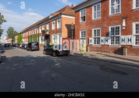 Germania, città di Potsdam, strada con tradizionali case in mattoni nel quartiere olandese Foto Stock