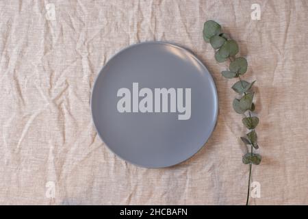 Piastra in ceramica a forma di cerchio di colore blu grigio su sfondo isolato, cibo mockup Foto Stock