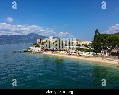 Blick auf Torri del Benaco mit der Skaligerburg am Gardasee Foto Stock