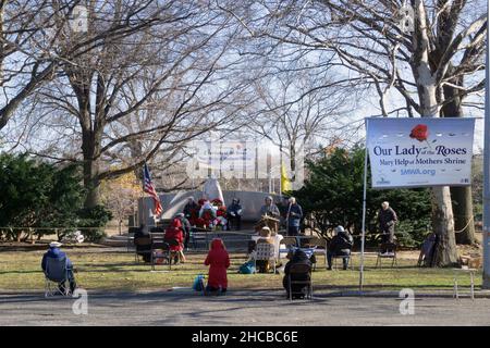 Un servizio di preghiera dei cattolici romani che pregano per una statua della Vergine Maria nel luogo delle apparizioni di Veronica Lueken. In un parco a Queens, NYC.. Foto Stock