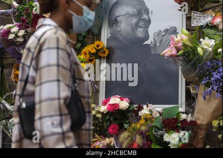 Tributi all'Arcivescovo Emerito Desmond Tutu nella Cattedrale di San Giorgio di Città del Capo dopo la sua morte il 26 dicembre 2021, all'età di 90 anni. Foto Stock