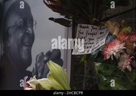 Tributi all'Arcivescovo Emerito Desmond Tutu nella Cattedrale di San Giorgio di Città del Capo dopo la sua morte il 26 dicembre 2021, all'età di 90 anni. Foto Stock