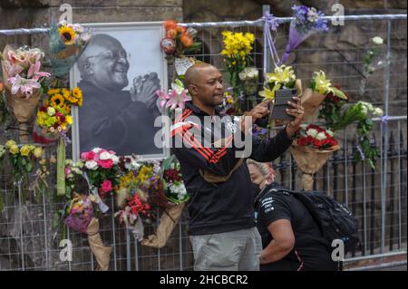 Un selfie per celebrare l'Arcivescovo emerito Desmond Tutu nella Cattedrale di San Giorgio di Città del Capo dopo la sua morte il 26 dicembre 2021, all'età di 90 anni. Foto Stock