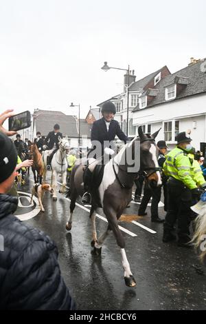 Lewes UK 27th Dicembre 2021 - le sfilate Southdown e Eridge Hunt attraverso il centro città di Lewes in occasione della festa bancaria del giorno di Santo Stefano nel Regno Unito : Credit Simon Dack / Alamy Live News Foto Stock