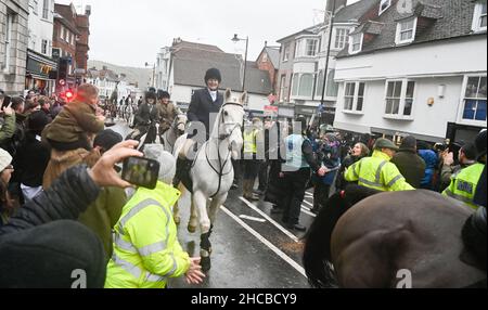 Lewes UK 27th Dicembre 2021 - le sfilate Southdown e Eridge Hunt attraverso il centro città di Lewes in occasione della festa bancaria del giorno di Santo Stefano nel Regno Unito : Credit Simon Dack / Alamy Live News Foto Stock