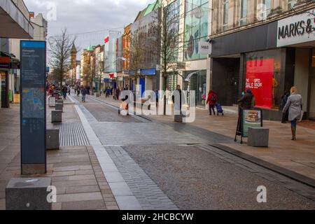 Vendite di Boxing Day a Preston, Lancashire. Business nel Regno Unito. 26 dicembre, 2021 scarsità di acquirenti di vendita prima di Covid annuncio a Preston. La reazione muta alle vendite di moda di alberino di Natale come cacciatori di affare rimangono lontano dal centro della città. Sono già entrate in vigore nuove misure in Scozia, Galles e Irlanda del Nord, ma i ministri hanno finora ingenuato a dettare nuove regole a quelle inglesi, sperando invece che gli avvertimenti incoraggino le persone a controllare autonomamente il proprio comportamento e a ridurre i contatti sociali. Credit; MediaWorldImages/AlamyLiveNews Foto Stock