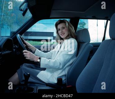 Vista dall'interno di una vettura di giovane donna sul sedile di guida. Foto Stock