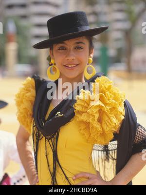 Spagna. Regione dell'Andalusia. Cádiz. La Fiera del Cavallo di Jerez. Giovane donna in abiti tradizionali. Foto Stock