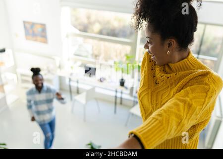 Hipster uomo che indossa le cuffie per suonare la chitarra a casa Foto Stock