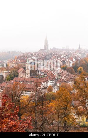 Uomo che punta da un amico che tiene la mappa a Berna Canton, Svizzera Foto Stock