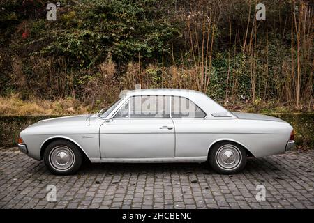 Un Ford Taunus 20m TS dal 1960s è parcheggiato sulle rive del fiume Reno, Colonia, Germania. ein Ford Taunus 20m TS aus den 1960er Jahren steht A. Foto Stock