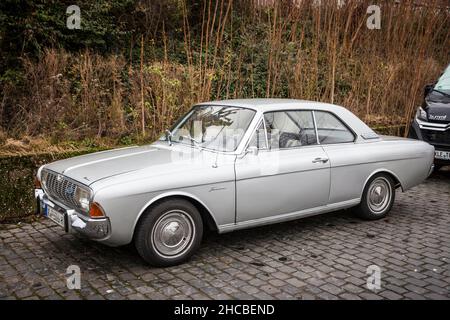 Un Ford Taunus 20m TS dal 1960s è parcheggiato sulle rive del fiume Reno, Colonia, Germania. ein Ford Taunus 20m TS aus den 1960er Jahren steht A. Foto Stock