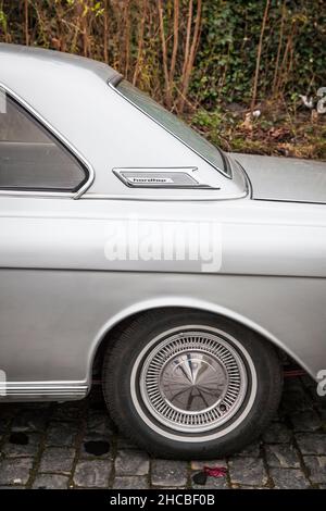 Un Ford Taunus 20m TS dal 1960s è parcheggiato sulle rive del fiume Reno, Colonia, Germania. ein Ford Taunus 20m TS aus den 1960er Jahren steht A. Foto Stock