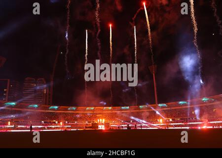 Brisbane, Regno Unito. 27th Dic 2021. Fuochi d'artificio durante la pausa inning a Brisbane, Regno Unito il 12/27/2021. (Foto di Patrick Hoelscher/News Images/Sipa USA) Credit: Sipa USA/Alamy Live News Foto Stock