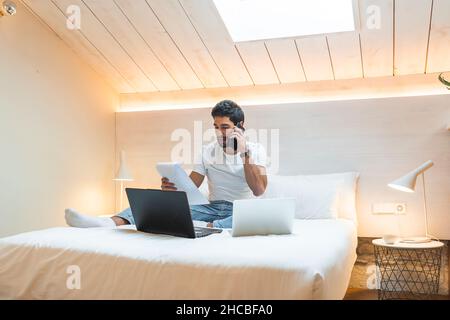 Freelance che utilizza il laptop a casa Foto Stock