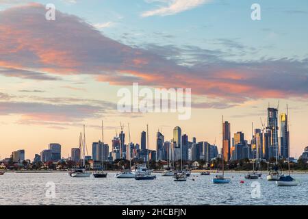 Australia, Victoria, Melbourne, Sky sopra Saint Kilda Beach in estate Foto Stock