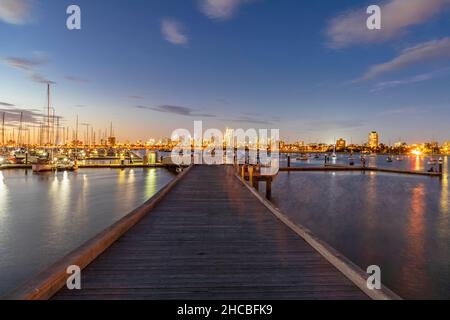 Australia, Victoria, Melbourne, Barche ormeggiate nel Royal Melbourne Yacht Squadron marina al tramonto Foto Stock