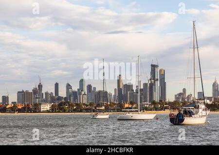 Australia, Victoria, Melbourne, Storm nuvole su barche ormeggiate nel Royal Melbourne Yacht Squadron marina Foto Stock