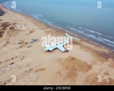 Ekranoplan di vecchia classe Lun sulla costa del Mar Caspio, Dagestan, Russia Foto Stock