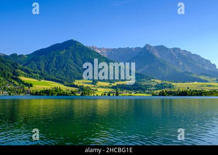 Vista panoramica sul lago Walchsee in estate Foto Stock