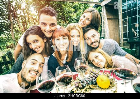 I migliori amici che prendono selfie a pranzo partito con volti sereni - concetto felice della gioventù con i giovani che si divertono insieme bevendo vino Foto Stock