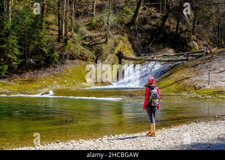 Backpacker in piedi al fiume Obere argen, Swabia, Baviera, Germania Foto Stock