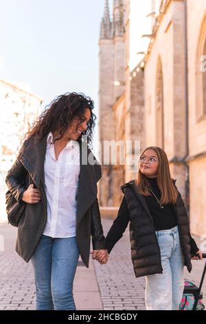 Spagna, Provincia di Burgos, Castiglia e Leon, Cattedrale di Santa Maria di Burgos e edifici circostanti al crepuscolo Foto Stock