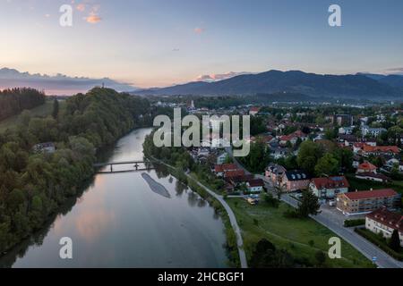 Germania, Baviera, Bad Tolz, Drone vista della città sul fiume all'alba Foto Stock