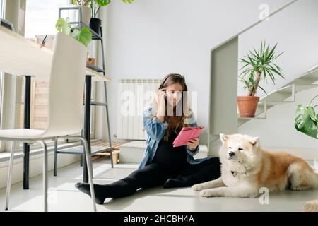 Coppia amorevole che si abbraccia e balla insieme a casa Foto Stock