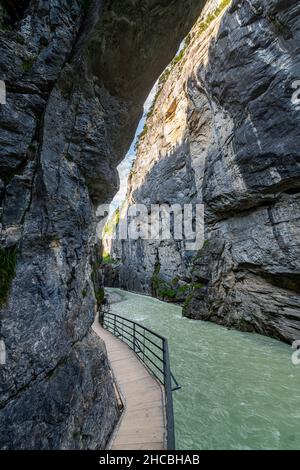 Fiume che attraversa la gola di Aare a Meiringen, Oberland Bernese, Svizzera Foto Stock