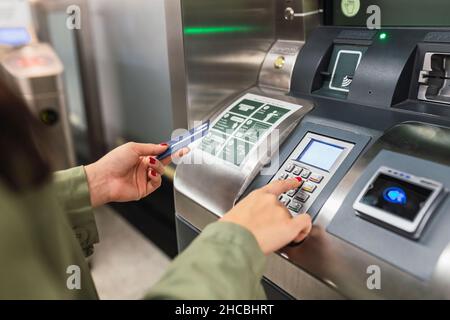Donna che effettua il pagamento tramite smart card in metropolitana Foto Stock