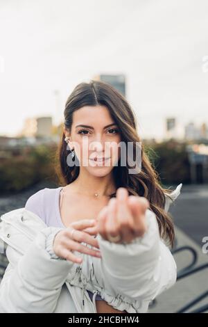 Bella giovane donna gesturing in casuals Foto Stock