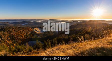 Lago di Feldsee visto dal monte Feldberg all'alba Foto Stock