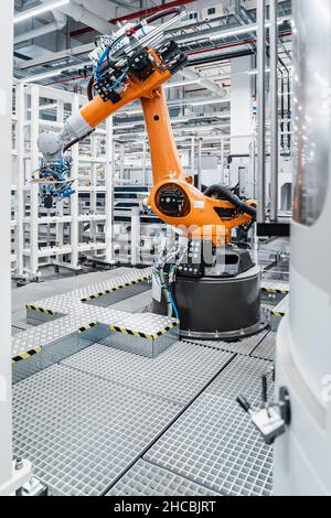 Braccio robotico automatizzato nell'industria manifatturiera Foto Stock
