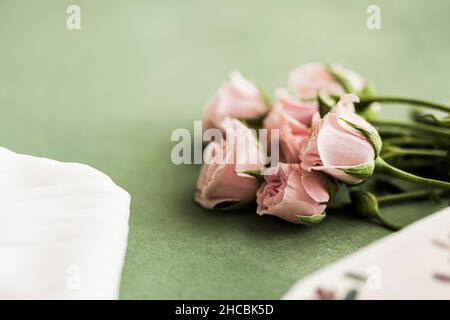 Studio di scarpe da uomo formali, cravatta ad arco e coppia di anelli da matrimonio Foto Stock