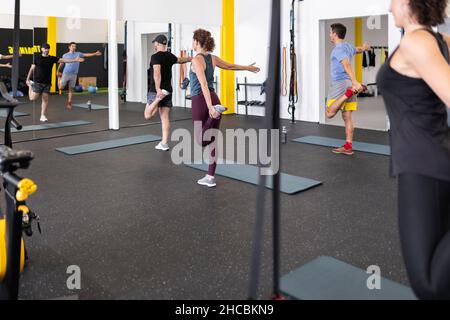Gli atleti che fanno esercizio di stretching in palestra Foto Stock