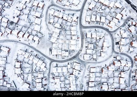 Regno Unito, Inghilterra, Lichfield, veduta aerea del sobborgo innevato Foto Stock