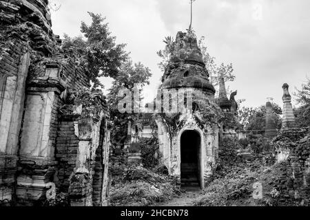 Rovine e resti di antiche pagode e stupa buddiste al villaggio Indein al lago Inle Myamar Foto Stock