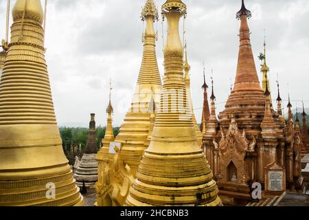 Rovine e resti di antiche pagode e stupa buddiste al villaggio Indein al lago Inle Myamar Foto Stock