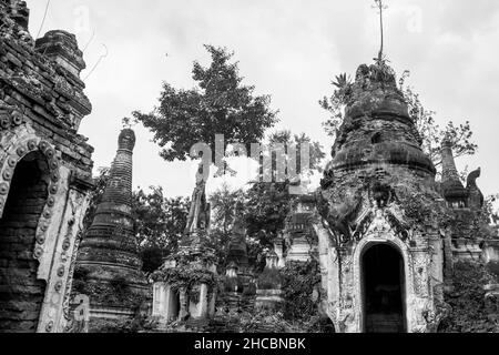 Rovine e resti di antiche pagode e stupa buddiste al villaggio Indein al lago Inle Myamar Foto Stock