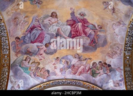 ROMA, ITALIA - 29 AGOSTO 2021: Affresco della Santissima Trinità con la Vergine Maria e gli angeli nella chiesa Basilica di san Crisogono Foto Stock